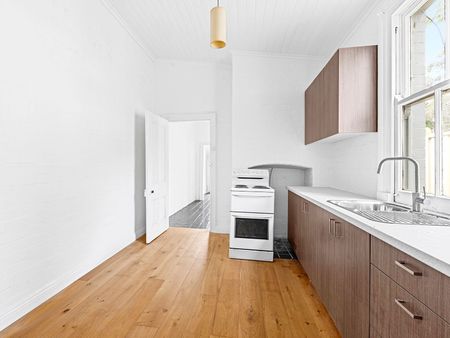 Charming 2 Bedroom Terrace - Photo 2