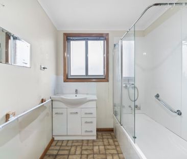 Comfortable Living in Glenorchy with Gardener - Photo 5