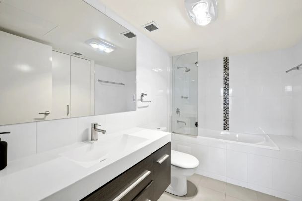 Light-Filled 2-Bedroom Apartment Overlooking Kingston Oval - Photo 1