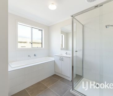 Modern Four Bedroom Home! - Photo 5