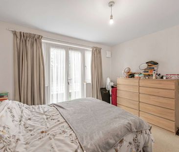 Bright one bedroom ground floor flat with off-street parking in Kew - Photo 3