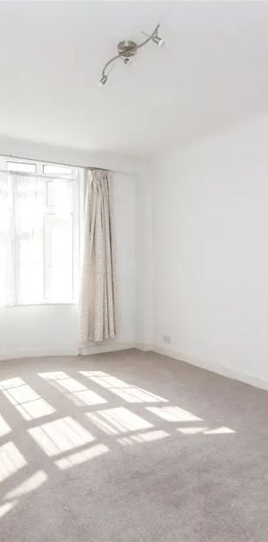 1 bedroom flat in 33 Grove End Road - Photo 1