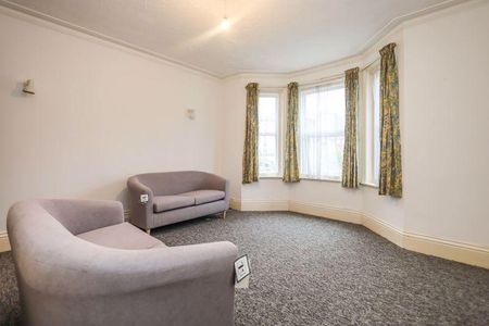 5 bedroom detached house to rent - Photo 2