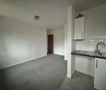 Harris Court, Liphook, GU30 - Photo 4