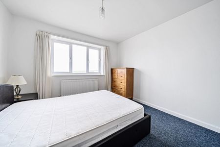 Flat to rent - Macarthur Close, Erith, DA8 - Photo 2