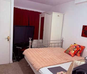 1 bedroom in a house share to rent - Photo 3