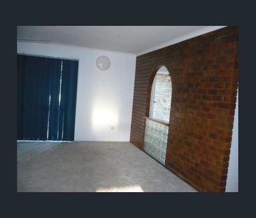 Large brick family home - close to shopping complex and University - Photo 1