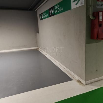 Garage-VIA GIULIA: Posto auto coperto in Via Giulia con manovre facile. Sito all'interno di area sicura, con guardiana e servizi igienici. rif. 2342 - Photo 3