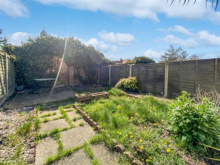 3 bedroom end of terrace house to rent - Photo 3