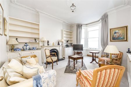 A larger than average one bedroom apartment on the ground floor of a period property with a south facing garden. - Photo 2
