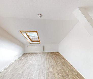 Schöne Dachgeschosswohnung mit Einbauküche - Photo 3