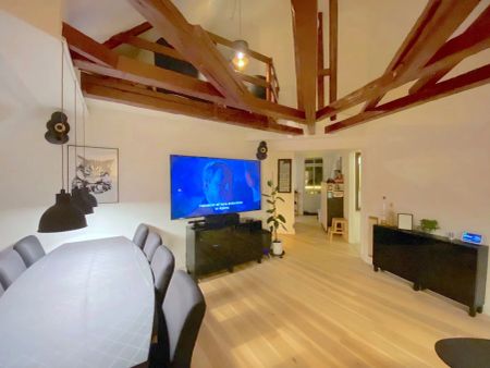 Rummelig lejlighed med karakter og central beliggenhed - Photo 3