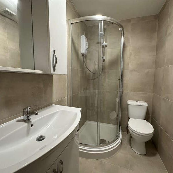 Gordon Road, Edmonton, London, N9 - Photo 1