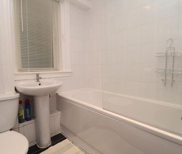3 bedroom flat to rent - Photo 2