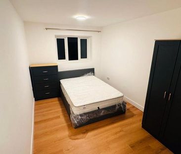 8 bedroom semi-detached house to rent - Photo 3