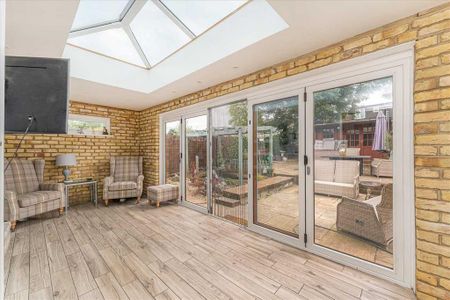 4 bedroom detached house to rent - Photo 2