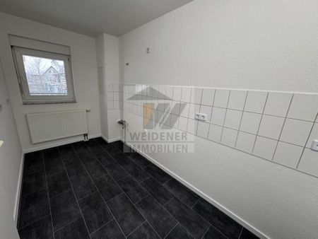 Frisch renoviert: schöne 2-Raum Wohnung mit Balkon (Südseite) und Aufzug! - Photo 2