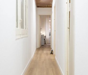 Room in a shared 5-bedroom apartment for rent in Goya, Madrid - Photo 2