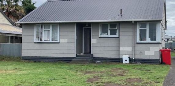 Charming three-bedroom home in Castlecliff - Photo 2