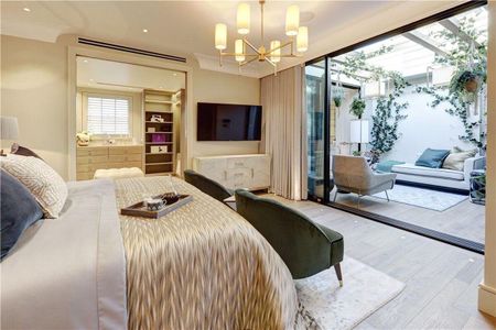 Elegant four-bedroom mews house with garage to rent in Belgravia, SW1W. - Photo 2