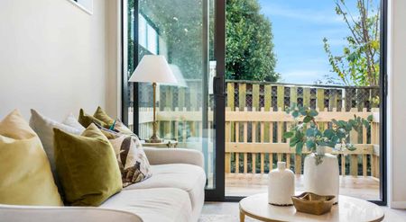 Spacious 3-Bedroom Townhouse with Private Garden - Photo 4