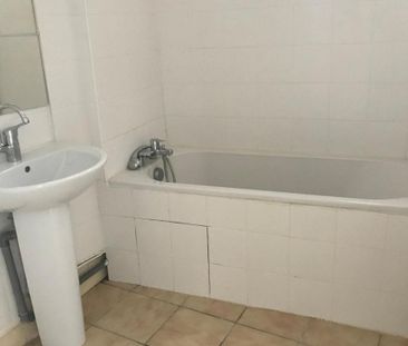 Location Appartement 4 pièces 79m² DECINES CHARPIEU 69150 - Photo 4