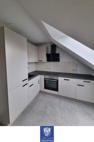 Zum WohlfÃ¼hlen! Individuelle Dachgeschosswohnung mit moderner EBK! - Photo 4