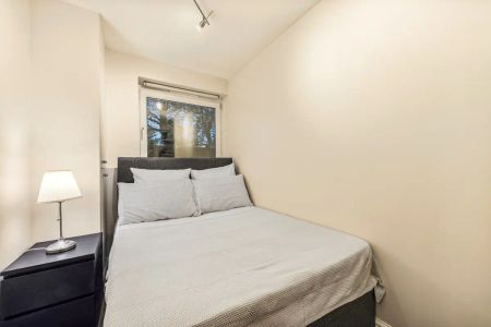 3 bedroom flat in London - Photo 4