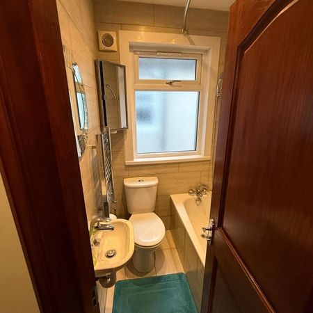 4 Bed Detached House, Fifth Avenue, E12 - Photo 3