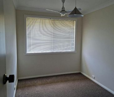 Large family home in a beautiful street - Photo 5