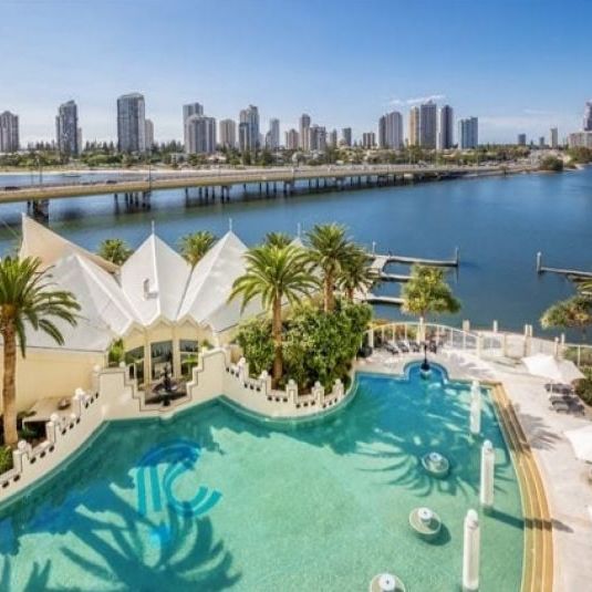 Fully Furnished Apartment for Rent: Experience Modern Living with Scenic Views in Southport. Lease available until June 2026! - Photo 1