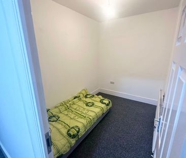 2 Bed Terraced House, Kingswood Road, IG3 - Photo 3