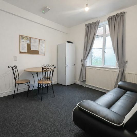 Furnished Double Room To Let - HP11 - Photo 1