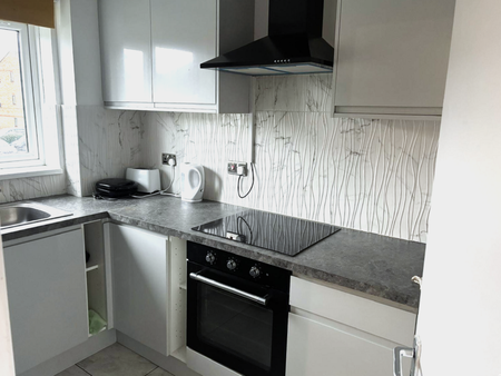 1 bedroom in a house share to rent - Photo 3