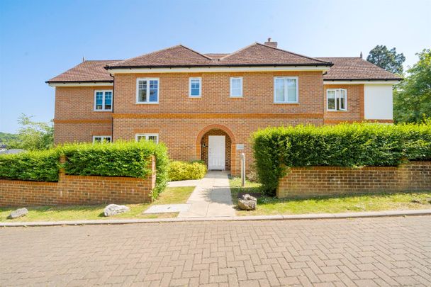 Glendale House, Caversham, RG4 7BY - Photo 1