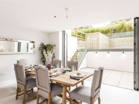 A superbly located new four bedroom house with parking - Photo 3
