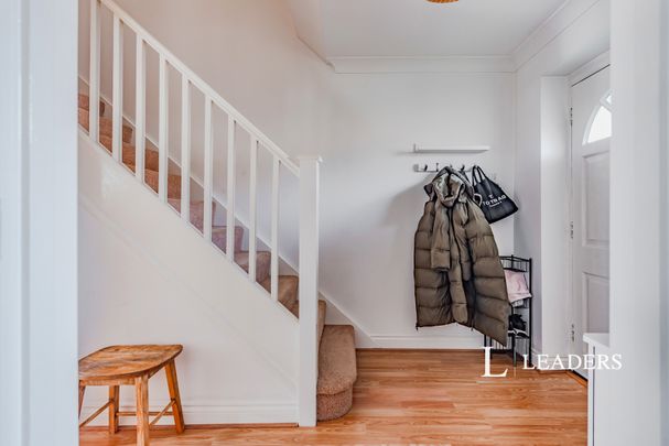 2 bedroom house to rent Norfolk Close, Horley, Surrey, RH6 - Photo 1