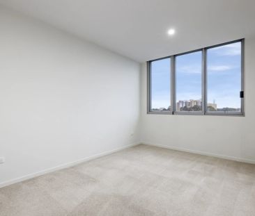Executive apartment enjoys elevated views out to the skyline - Photo 3