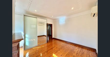 Ultimate Convenience 4 Bedroom House in prime location - Photo 5