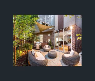 Spacious Two-Bedroom Apartment with Courtyard in a Quiet Complex - Photo 6