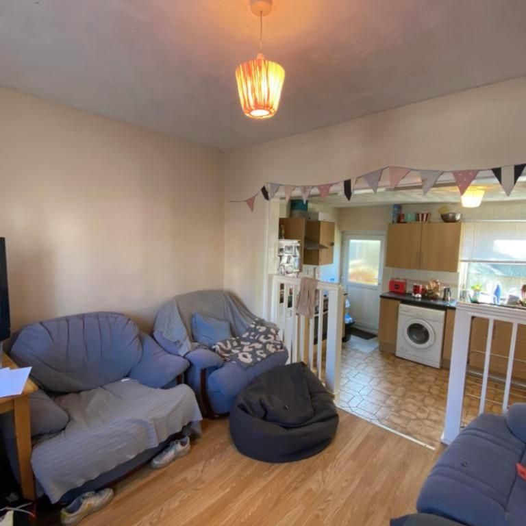4 bedroom semi-detached house to rent - Photo 1