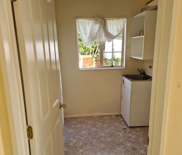 A large Spacious - one bedroom Flat - Semi Furnish - Photo 6