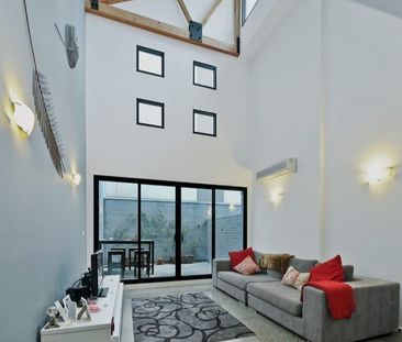 Loft Style Apartment with a Spacious Courtyard - Photo 4