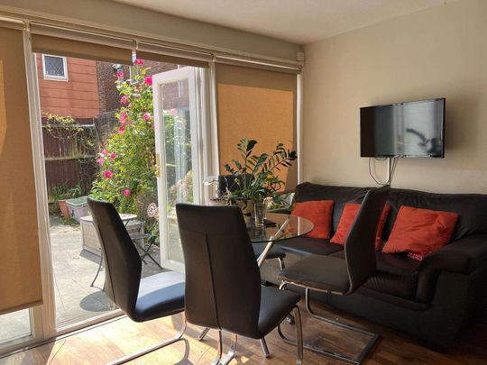 Farnham Gardens Room 4 - Photo 1