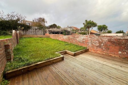 Williams Avenue, WEYMOUTH - Photo 2