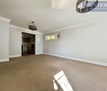 3 bedroom Flat To Let - Photo 2