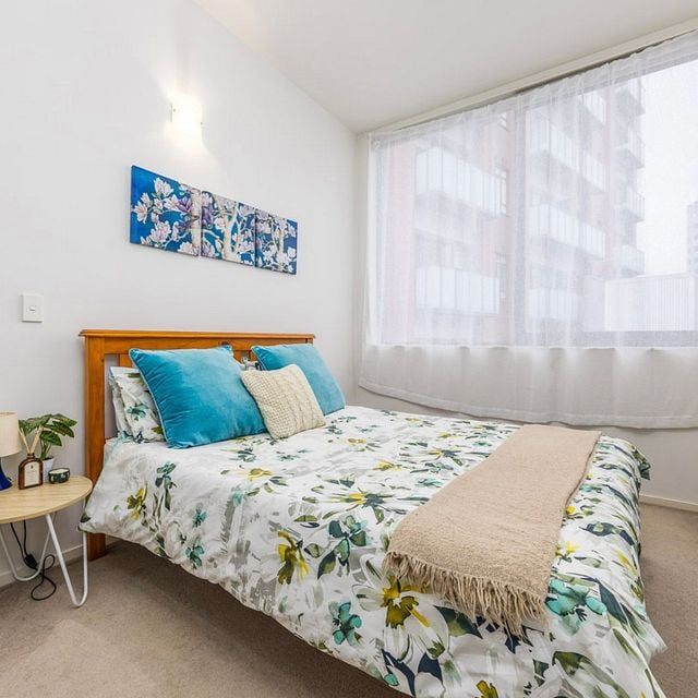 2 BED - Top floor, lofty and light - Photo 1