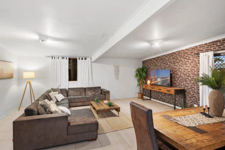 Spacious 4-Bedroom Family Home in Coombabah Paradise Point! - Photo 3