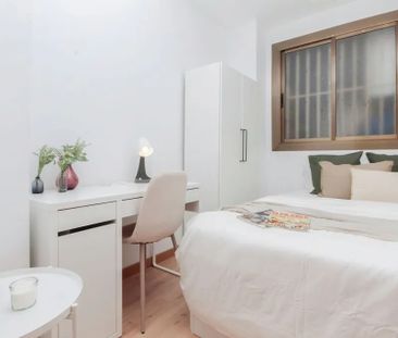 Plaça de Lesseps, Barcelona, Catalonia 08023 - Photo 2