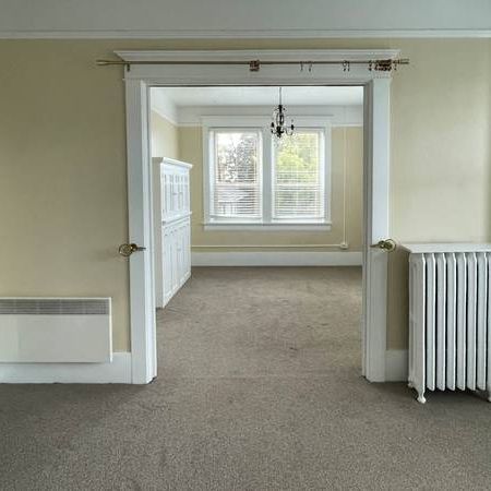 Beautiful 1-Bedroom Suite in Character Apartment Building - Photo 1